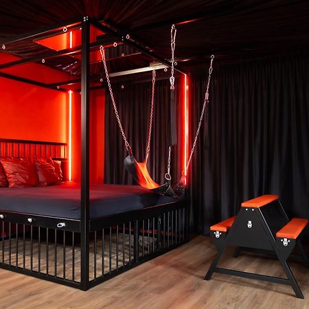 Bdsm Red Apartments Vilnius Bagian luar foto